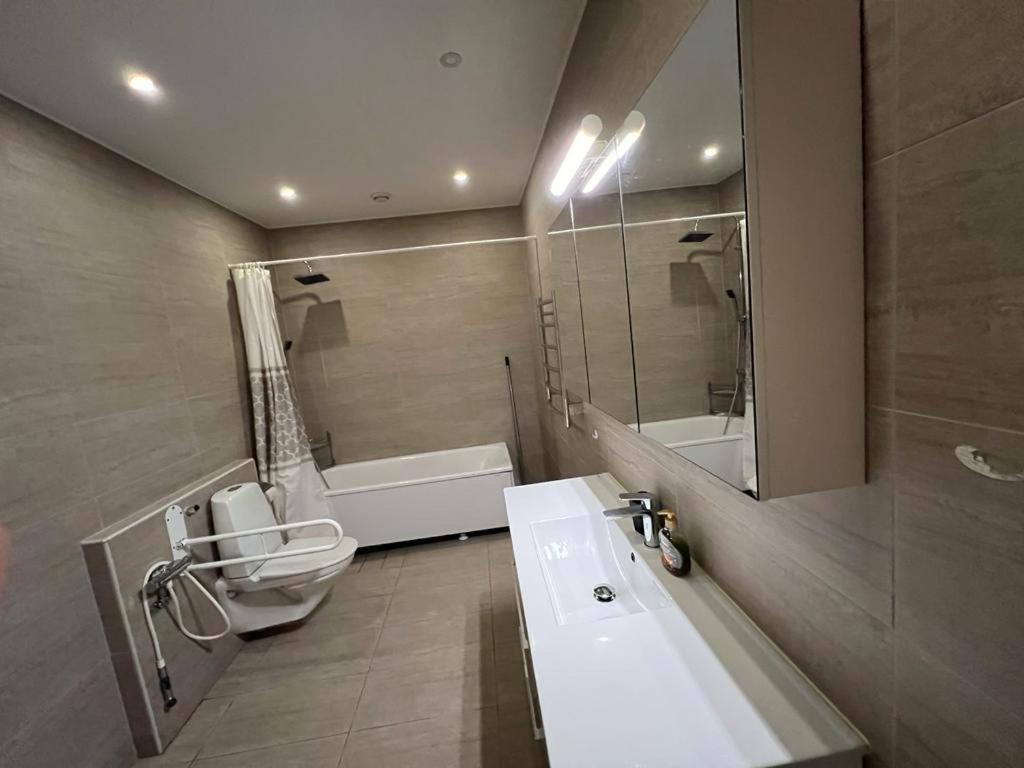 Beautiful Terraced House With Private Parking Villa Sandviken Eksteriør billede